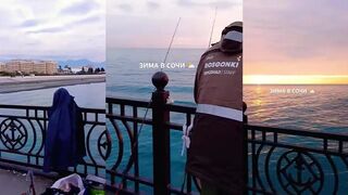 Сочи Сириус зима без снега тихий пирс на Чёрном море и вечерняя рыбалка с друзьями