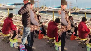 Рыбаки ловят мелкую кефаль в порту Сириуса весенняя береговая рыбалка на Чёрном море