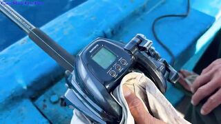 Морская рыбалка в Нячанге встреча с amberjack более 20 кг которого еле тянут к борту лодки