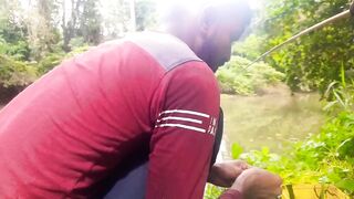 Удивительная ловля крупной tilapia на крючок в речных зарослях Sri Lanka