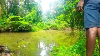 Удивительная ловля крупной tilapia на крючок в речных зарослях Sri Lanka