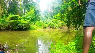 Удивительная ловля крупной tilapia на крючок в речных зарослях Sri Lanka