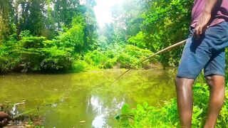 Удивительная ловля крупной tilapia на крючок в речных зарослях Sri Lanka