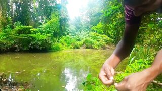 Удивительная ловля крупной tilapia на крючок в речных зарослях Sri Lanka