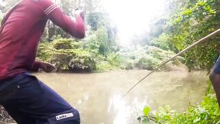 Удивительная ловля крупной tilapia на крючок в речных зарослях Sri Lanka