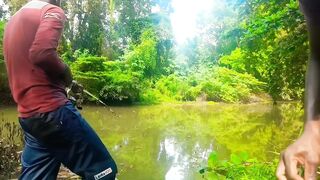 Удивительная ловля крупной tilapia на крючок в речных зарослях Sri Lanka