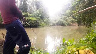 Удивительная ловля крупной tilapia на крючок в речных зарослях Sri Lanka