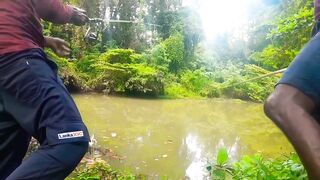 Удивительная ловля крупной tilapia на крючок в речных зарослях Sri Lanka