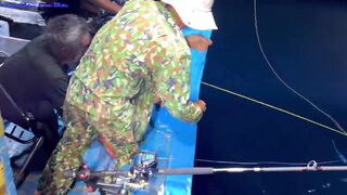 Жадная рыба в Нячанге клюёт одна за другой морская рыбалка прямо с берега