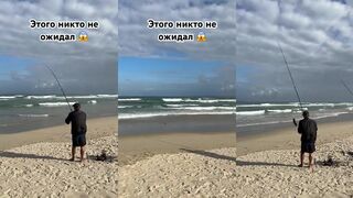 Жёсткий рыбак во Вьетнаме Нячанг и Дананг как местные ловят рыбу у городских пляжей