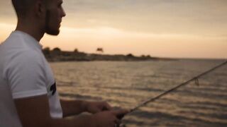 Rockfishing в Севастополе морская рыбалка на камнях и удары волны по пирсу