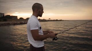 Rockfishing в Севастополе морская рыбалка на камнях и удары волны по пирсу