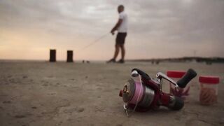 Rockfishing в Севастополе морская рыбалка на камнях и удары волны по пирсу