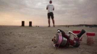 Rockfishing в Севастополе морская рыбалка на камнях и удары волны по пирсу