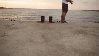 Rockfishing в Севастополе морская рыбалка на камнях и удары волны по пирсу