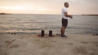 Rockfishing в Севастополе морская рыбалка на камнях и удары волны по пирсу