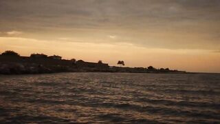 Rockfishing в Севастополе морская рыбалка на камнях и удары волны по пирсу