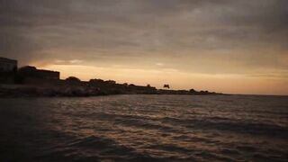 Rockfishing в Севастополе морская рыбалка на камнях и удары волны по пирсу