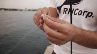 Rockfishing в Севастополе морская рыбалка на камнях и удары волны по пирсу