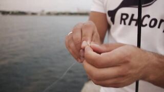 Rockfishing в Севастополе морская рыбалка на камнях и удары волны по пирсу