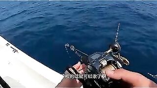 Пекинский блогер идёт на глубоководную рыбалку и сразу ловит дорогого групера