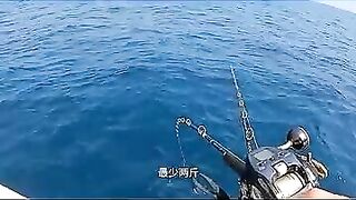 Пекинский блогер идёт на глубоководную рыбалку и сразу ловит дорогого групера
