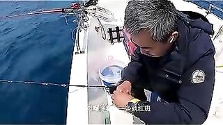 Пекинский блогер идёт на глубоководную рыбалку и сразу ловит дорогого групера