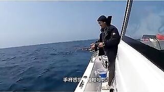 Пекинский блогер идёт на глубоководную рыбалку и сразу ловит дорогого групера