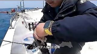 Пекинский блогер идёт на глубоководную рыбалку и сразу ловит дорогого групера