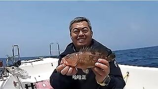 Пекинский блогер идёт на глубоководную рыбалку и сразу ловит дорогого групера