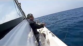 Пекинский блогер идёт на глубоководную рыбалку и сразу ловит дорогого групера