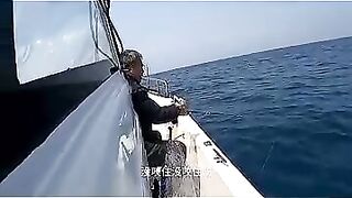 Пекинский блогер идёт на глубоководную рыбалку и сразу ловит дорогого групера