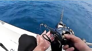 Пекинский блогер идёт на глубоководную рыбалку и сразу ловит дорогого групера