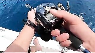 Пекинский блогер идёт на глубоководную рыбалку и сразу ловит дорогого групера