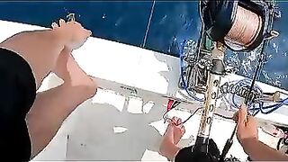 Пекинский блогер идёт на глубоководную рыбалку и сразу ловит дорогого групера