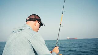 Морская рыбалка в Фуджейре на поппер днём а вечером эту рыбу готовят в ресторане