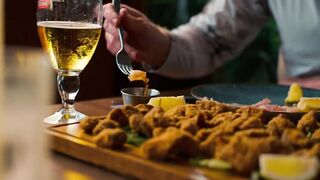 Морская рыбалка в Фуджейре на поппер днём а вечером эту рыбу готовят в ресторане