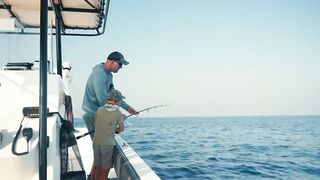 Морская рыбалка в Фуджейре на поппер днём а вечером эту рыбу готовят в ресторане