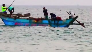 Традиционная рыбалка на пляже Хиккадува лодки сети и неторопливая жизнь у океана