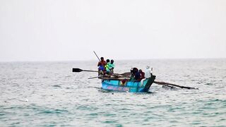 Традиционная рыбалка на пляже Хиккадува лодки сети и неторопливая жизнь у океана