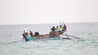 Традиционная рыбалка на пляже Хиккадува лодки сети и неторопливая жизнь у океана