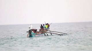 Традиционная рыбалка на пляже Хиккадува лодки сети и неторопливая жизнь у океана