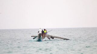 Традиционная рыбалка на пляже Хиккадува лодки сети и неторопливая жизнь у океана