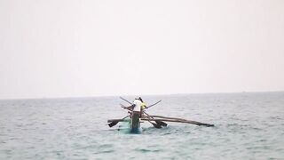 Традиционная рыбалка на пляже Хиккадува лодки сети и неторопливая жизнь у океана