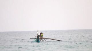 Традиционная рыбалка на пляже Хиккадува лодки сети и неторопливая жизнь у океана