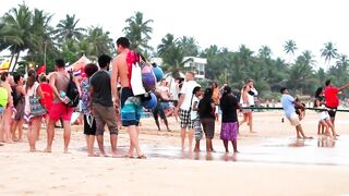 Традиционная рыбалка на пляже Хиккадува лодки сети и неторопливая жизнь у океана