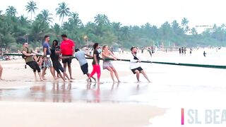 Традиционная рыбалка на пляже Хиккадува лодки сети и неторопливая жизнь у океана