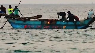 Традиционная рыбалка на пляже Хиккадува лодки сети и неторопливая жизнь у океана