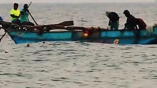 Традиционная рыбалка на пляже Хиккадува лодки сети и неторопливая жизнь у океана