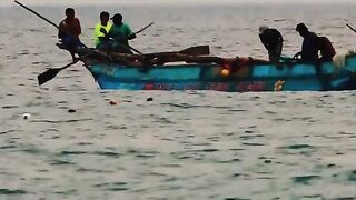 Традиционная рыбалка на пляже Хиккадува лодки сети и неторопливая жизнь у океана